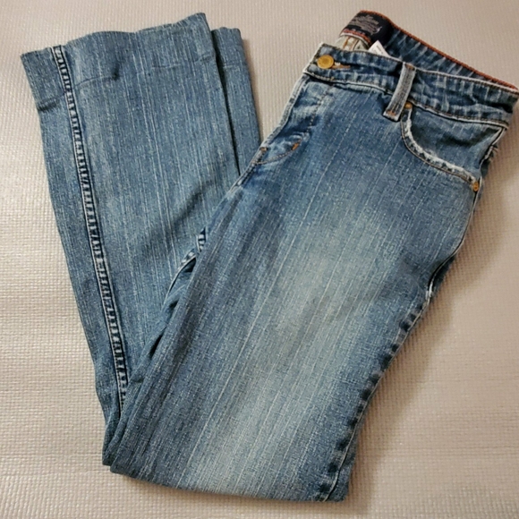 Levi's Low Rise Boot Cut Jeans - Picture 3 of 4